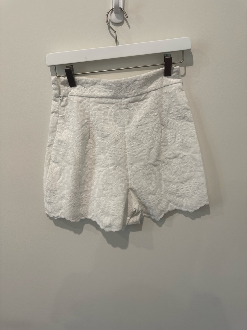 Olivaceous White Lace High-Waist Scallop Hem Shorts